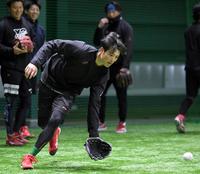 　合同自主トレでノックを受ける森下（撮影・市尻達拡）