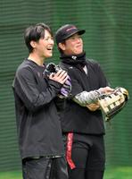 　合同自主トレで笑顔の森下。右は中村健（撮影・市尻達拡）