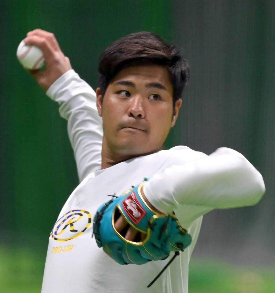 　キャッチボールをする内間（撮影・市尻達拡）