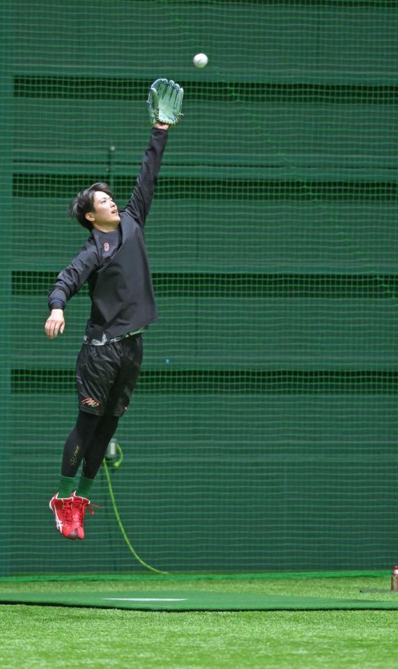 　キャッチボールでジャンプする森下（撮影・市尻達拡）