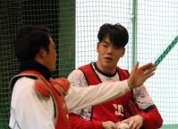 　ブルペン投球練習後に意見交換するドラフト３位・滝田（右）と持丸（左）＝撮影・畠山賢大