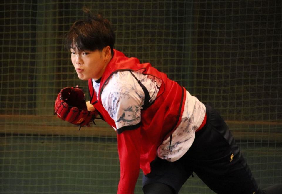 　ブルペンで投げ込みを行うドラフト３位・滝田（撮影・畠山賢大）