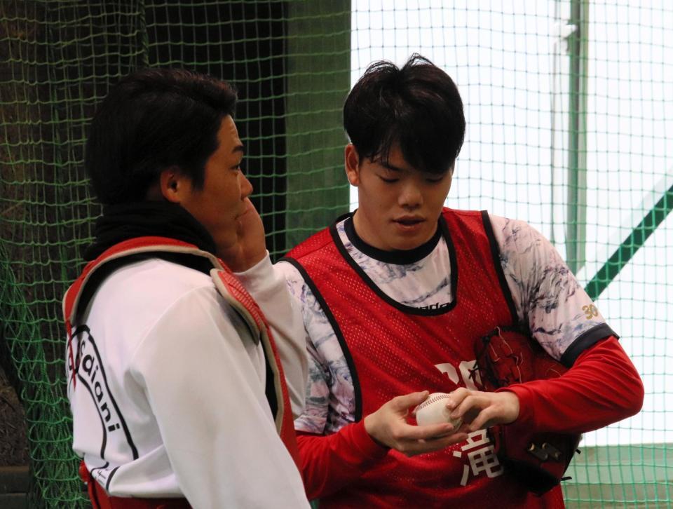 　ブルペンでの投球練習後に意見交換するドラフト３位・滝田（右）と持丸＝撮影・畠山賢大