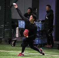 　大学のテストを終えて、初めてマツダスタジアムで練習を行ったドラフト１位・常広（撮影・畠山賢大）