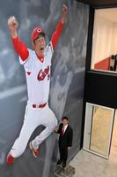 　グッズショップに飾られた自身の特大パネルにサインした新井監督＝２５日