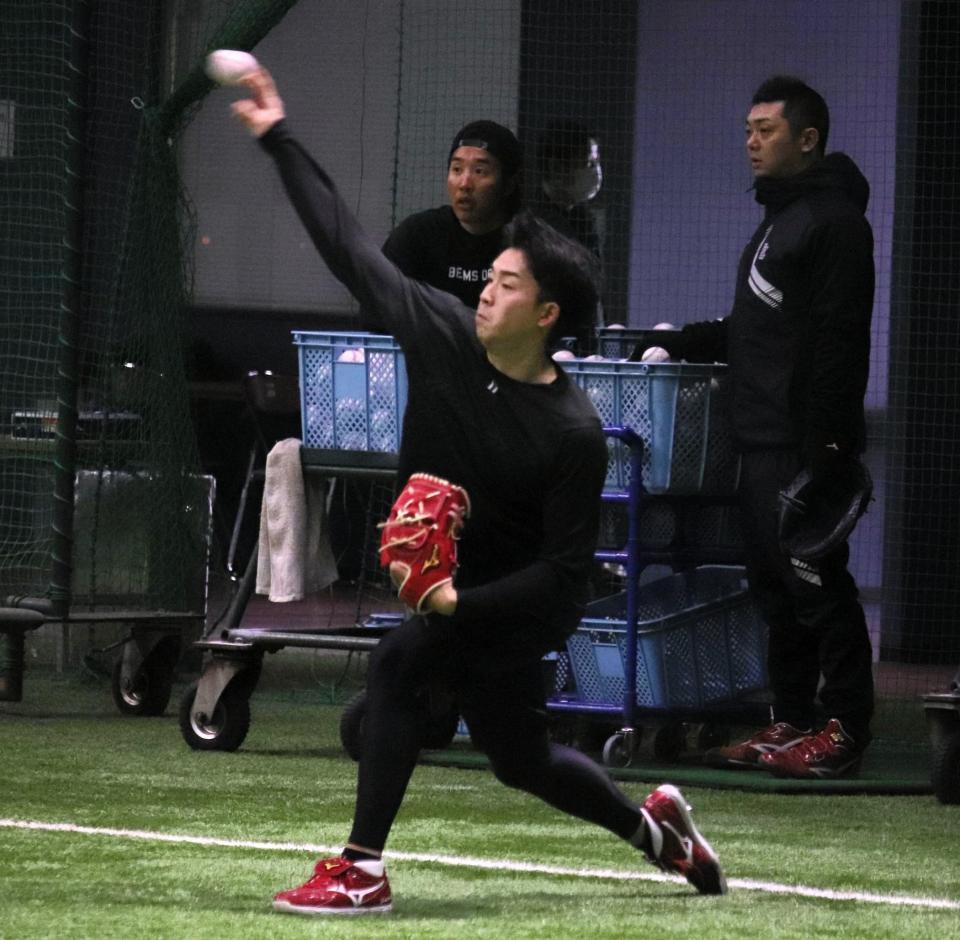 　大学のテストを終えて、初めてマツダスタジアムで練習を行ったドラフト１位・常広（撮影・畠山賢大）