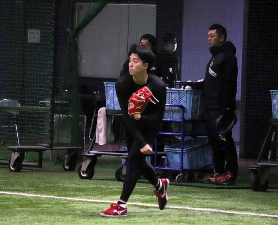 　初めてマツダスタジアムで練習を行い、キャッチボールで調整する常広（撮影・畠山賢大）