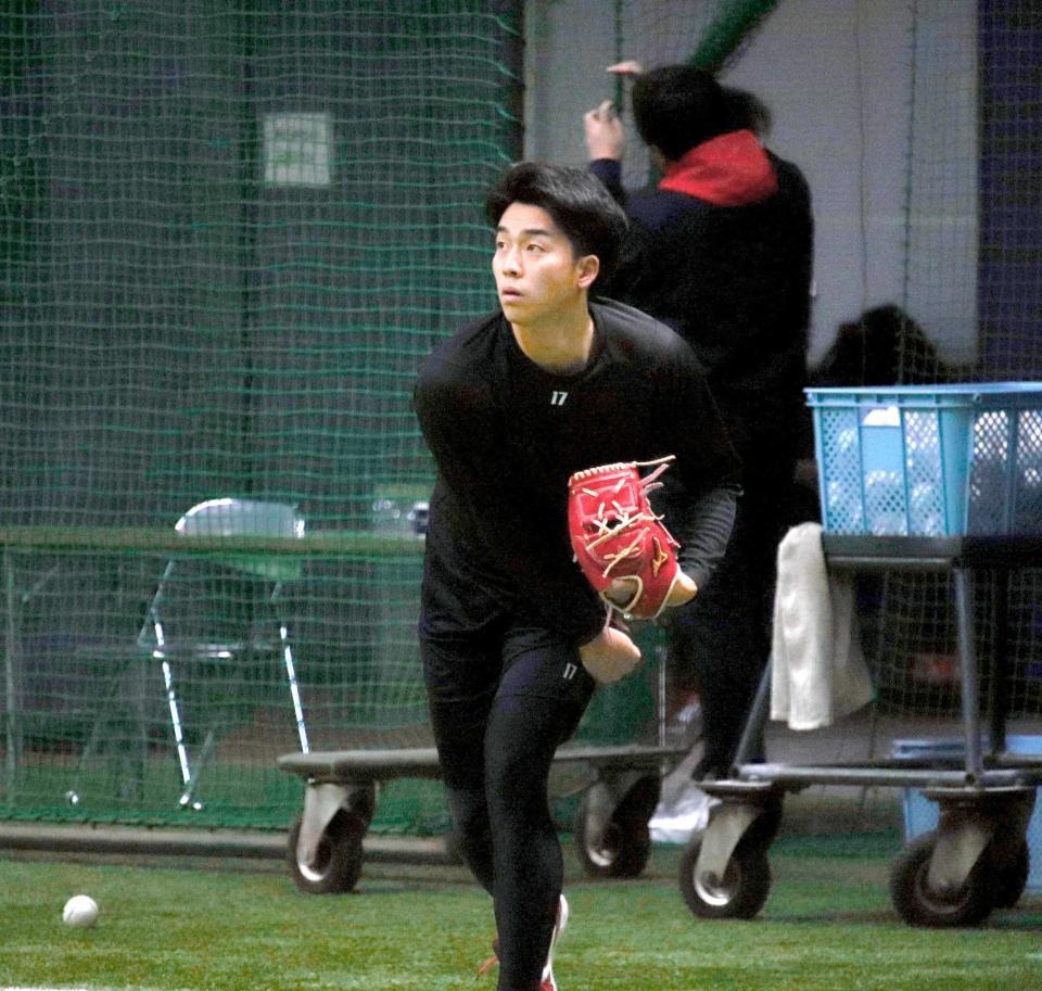 　初めてマツダスタジアムで練習を行い、キャッチボールで調整する常広（撮影・畠山賢大）