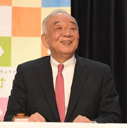 　調印式に臨んだ松田オーナー（撮影・市尻達拡）