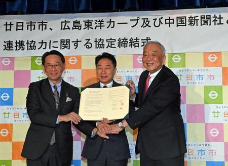 　大野寮と大練習場の移転計画に調印した（右から）松田オーナー、松本廿日市市市長、岡畠中国新聞社社長（撮影・市尻達拡）