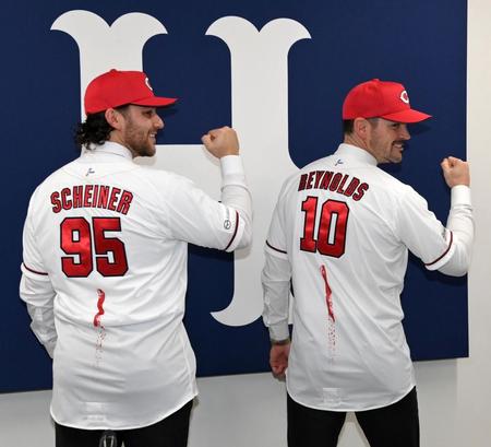 　入団会見を終え、広島での活躍を誓う（左から）シャイナーとレイノルズ（撮影・市尻達拡）