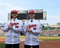 　入団会見後に広島の活躍を誓った（左から）シャイナーとレイノルズ（撮影・市尻達拡）