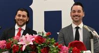 　入団会見で広島での活躍を誓う（左から）シャイナーとレイノルズ（撮影・市尻達拡）