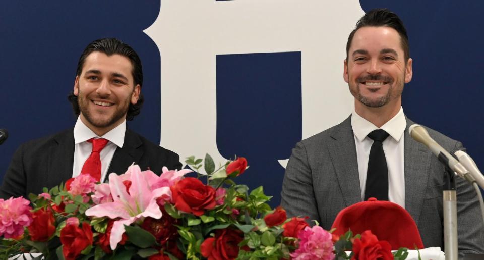 　入団会見で広島での活躍を誓う（左から）シャイナーとレイノルズ（撮影・市尻達拡）