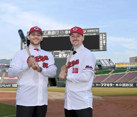 　広島での活躍を誓う（左から）シャイナーとレイノルズ（撮影・市尻達拡）