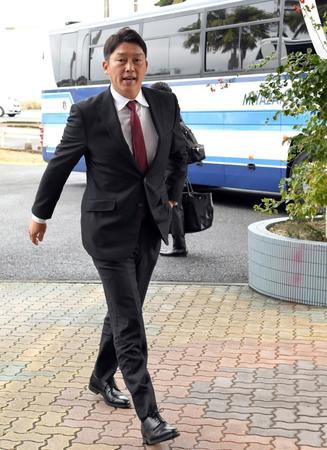 　春季キャンプを翌日に控え、日南に到着した新井監督（撮影・市尻達拡）