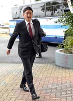 　春季キャンプを翌日に控え、日南に到着した新井監督（撮影・市尻達拡）