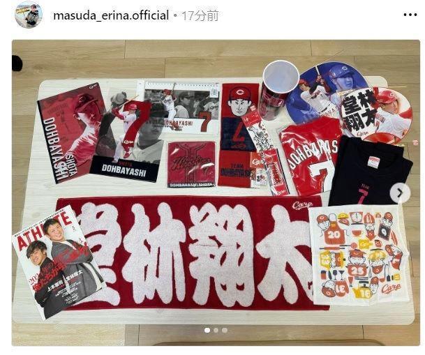 　購入された堂林グッズ。枡田絵理奈のインスタグラム（ｍａｓｕｄａ＿ｅｒｉｎａ．ｏｆｆｉｃｉａｌ）より