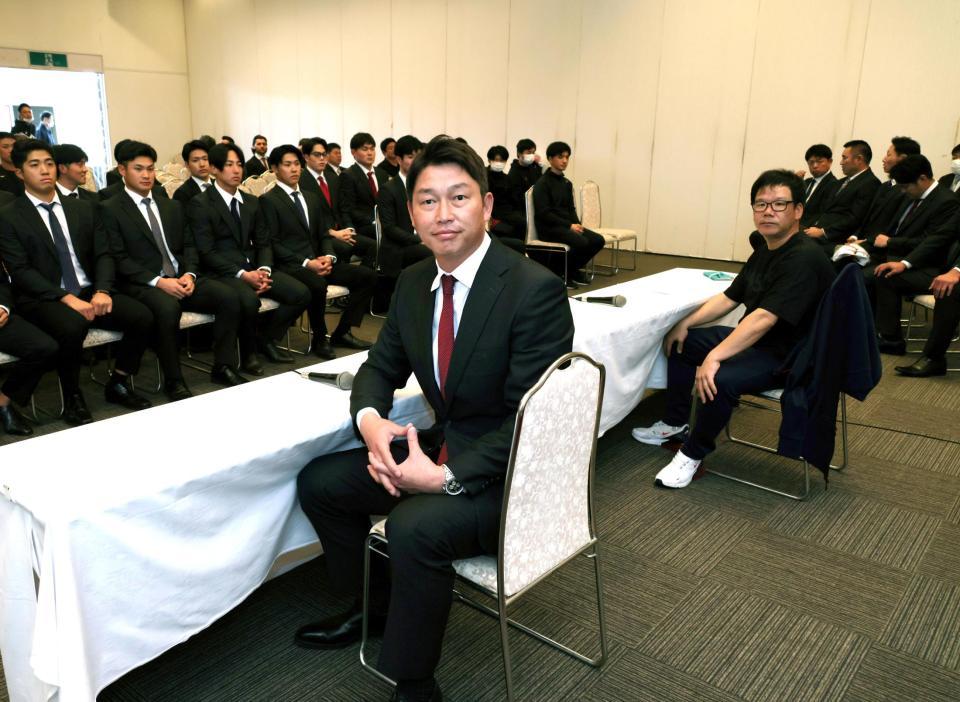 春季キャンプを前にミーティングに臨む新井監督