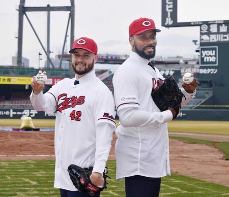 　ポーズを取るハッチ（左）とハーン