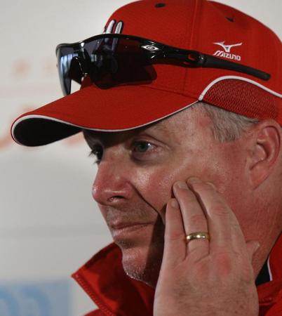 　ブラウン監督の左手薬指には指輪がキラリ（２００９年２月撮影）