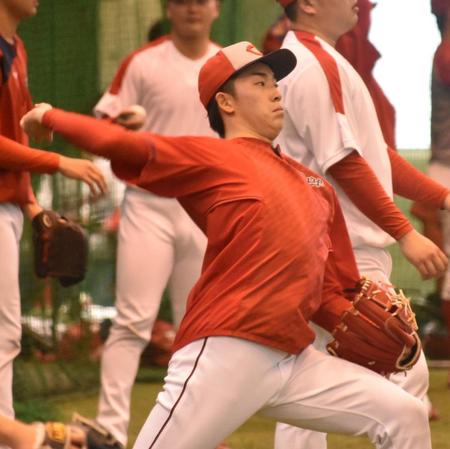 　キャッチボールを行う常広