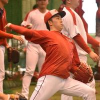 　キャッチボールを行う常広