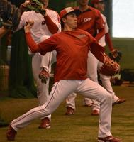 　キャッチボールを行う常広