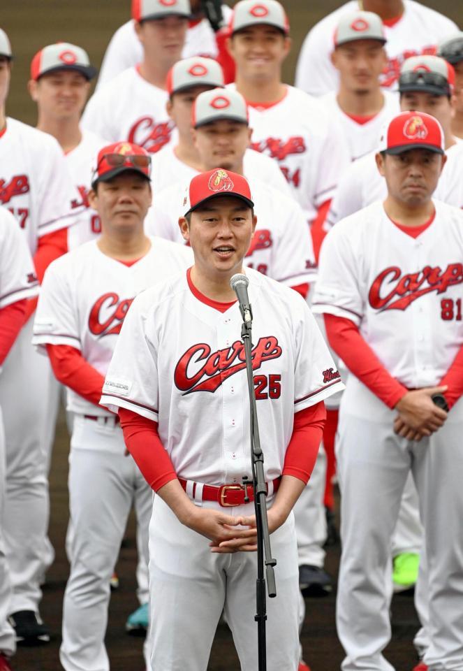 　歓迎式であいさつする新井監督