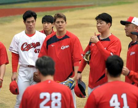 　練習前の円陣で話を聞く斉藤（左端）と大瀬良（右端）