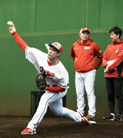 　プレートを蹴り投げ込む斉藤（撮影・市尻達拡）