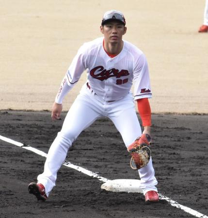 　投内連係で一塁を守る中村奨