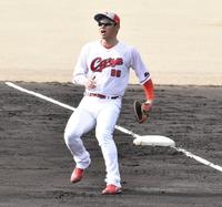 　投内連係で一塁を守る中村奨