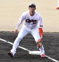 　投内連係で一塁を守る中村奨