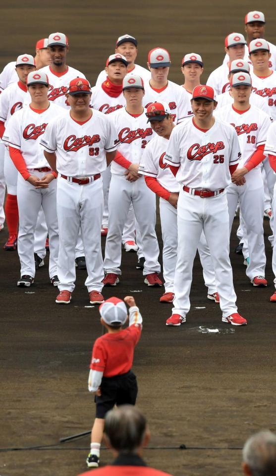 　練習前に園児から激励される新井監督ら