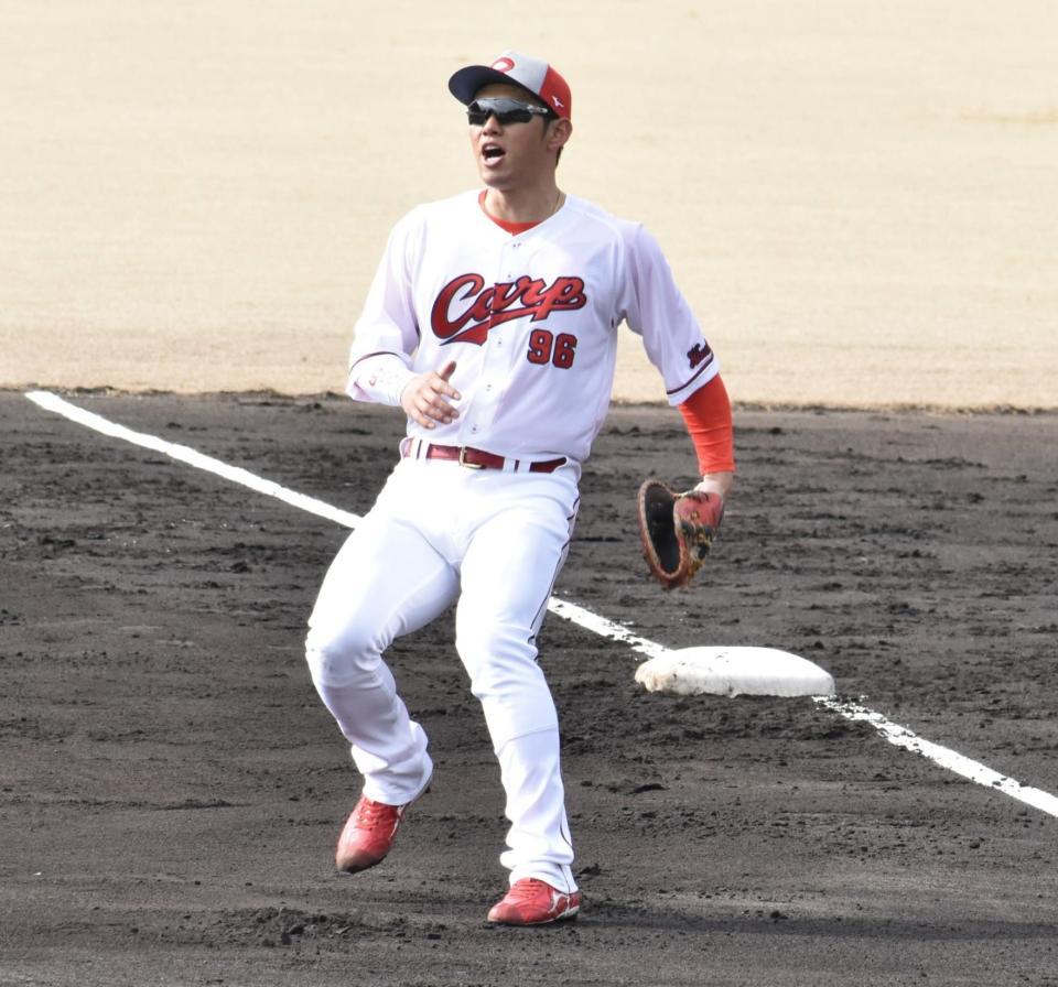 　投内連係で一塁を守る中村奨