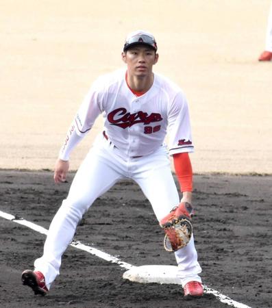 　投内連係で一塁を守る中村奨（撮影・高橋涼太朗）