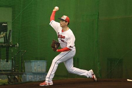 　ブルペンで投球練習する大瀬良
