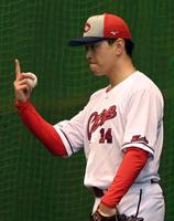 　ブルペンで投球練習を再開した大瀬良（撮影・市尻達拡）