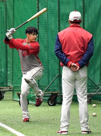 　新井監督が見つめる前で、左足を大きく上げて打ち込む久保（撮影・市尻達拡）