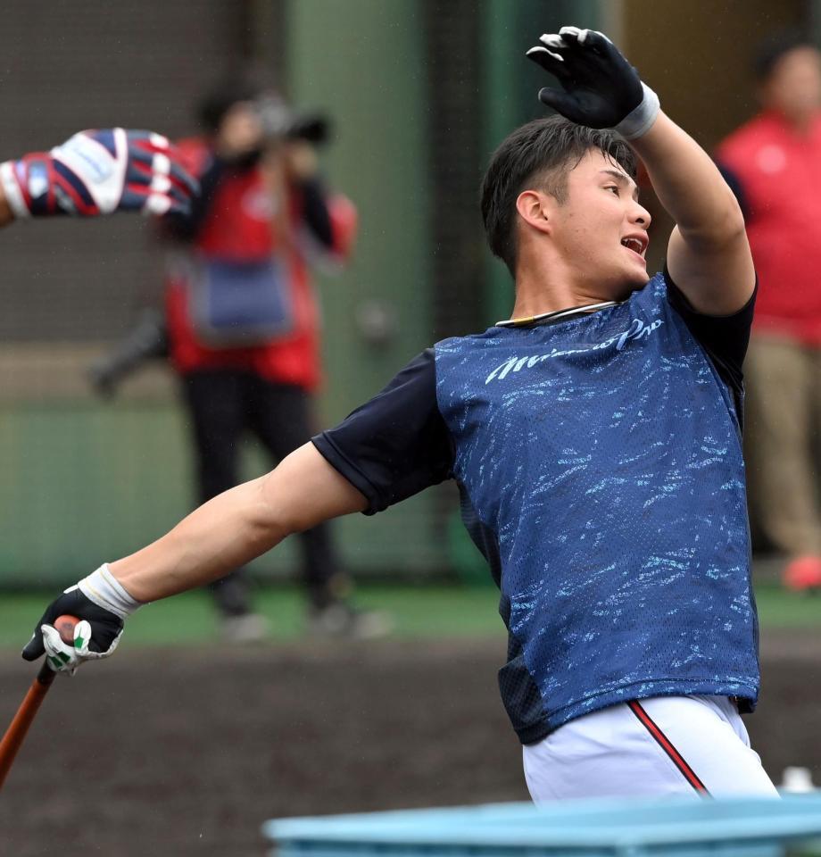 　ロングティーで力を振り絞ってスイングする田村（４日撮影）