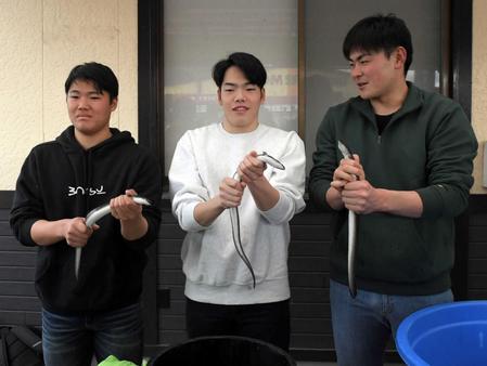 　うなぎのつかみ取りをする（左から）高、滝田、赤塚