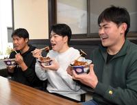 　うな丼を堪能する（左から）高、滝田、赤塚