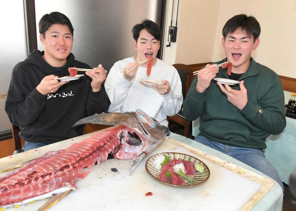 　マグロの解体を見学した（右から）高、滝田、赤塚は刺身に舌鼓を打つ