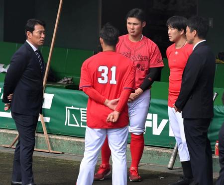 　広島のキャンプを視察した日本代表・井端監督は、坂倉、田村、小園と話をする。右は吉見投コーチ（撮影・市尻達拡）