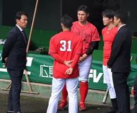 　広島のキャンプを視察した日本代表・井端監督は、坂倉、田村、小園と話をする。右は吉見投コーチ（撮影・市尻達拡）