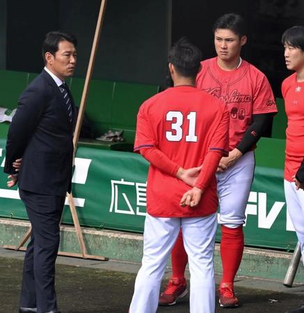 　日本代表・井端監督と話をする（左から）坂倉、田村、小園