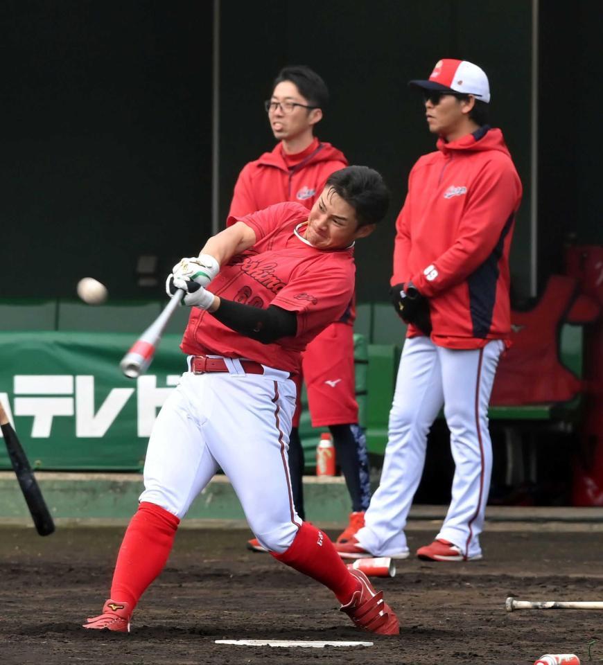 　フルスイングする田村