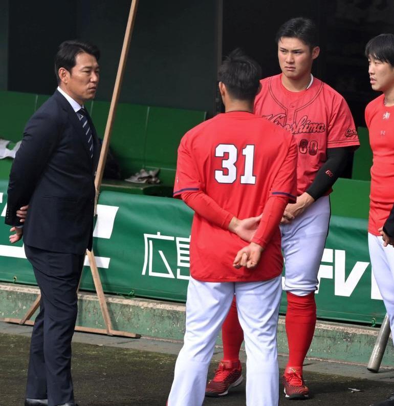 　日本代表・井端監督と話をする（左から）坂倉、田村、小園