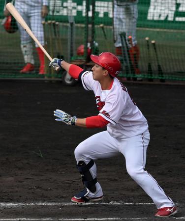 　シート打撃で右前へ運んだ中村貴（撮影・市尻達拡）